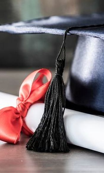 Tájékoztató a diplomaosztóról és az oklevél átvételének lehetőségeiről a 2023/2024-es tanév tavaszi félévben a budapesti képzési helyszín hallgatói számára