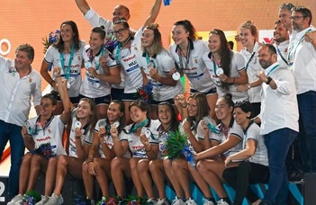 The Hungarian women's water polo team won a silver medal.