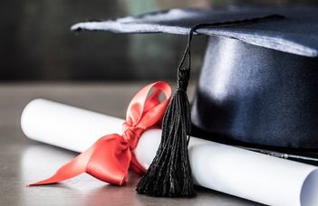 Tájékoztató a diplomaosztóról és az oklevél átvételének lehetőségeiről a 2023/2024-es tanév tavaszi félévben a budapesti képzési helyszín hallgatói számára